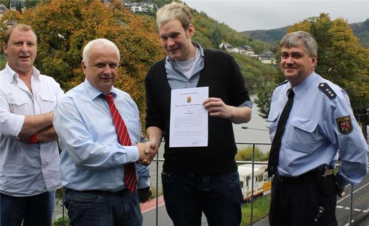  Taxifahrer Tim Lönartz nahm für seinen heldenhaften Einsatz die Bürgerurkunde entgegen. Foto: Polizeiinspektion Cochem
