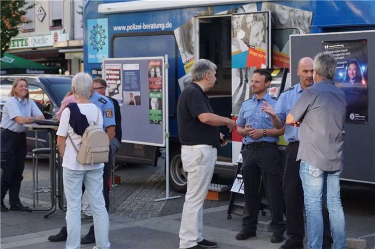 ) Traditionell nimmt die Neuwieder Polizei an der Einwohnerversammlung teil.