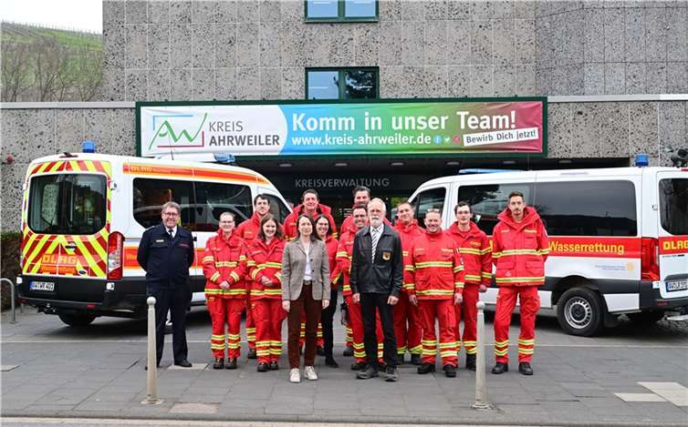 : Trafen sich zur offiziellen Unterzeichnung: Landrätin Cornelia Weigand und Brand- und Katastrophenschutzinspekteur Michael Zimmermann mit Harmen Eckert, Vorsitzender Ortsgruppe Bad Neuenahr-Ahrweiler, sowie weiteren Vertretungen der beiden DLRG-Ortsgruppen.  Foto: Ahr-Foto M. Gausmann / Kreisverwaltung Ahrweiler