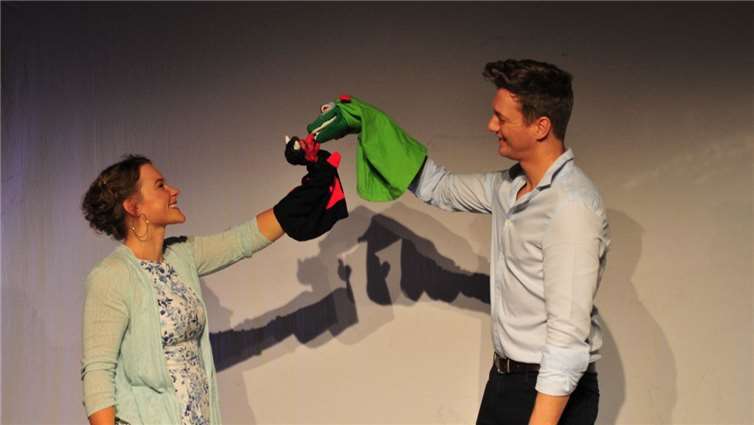 : Um Christian aus der Reserve zu locken, macht die Grundschullehrerin Marie einpädagogisches Rollenspiel mit den Handpuppen. Beide sind jedoch schon leichtangetrunken und die Handpuppen beginnen zu knutschen.Fotos: Sigi Hulten