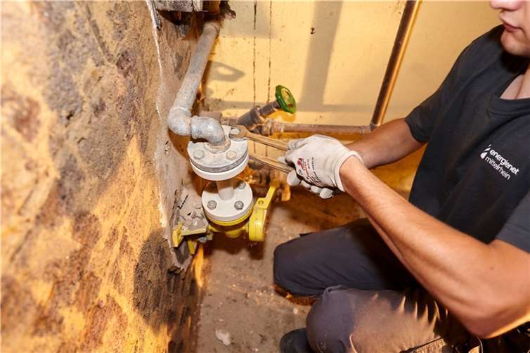 Gasversorgung: Arbeiten laufen unter Hochdruck : Um die Wiederinbetriebnahme des Erdgasnetzes im Ahrtal vorzubereiten, müssen alle Netzanschlüsse kontrolliert und verschlossen werden.Foto: Sascha Ditscher