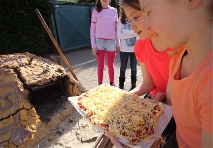 ... Und wurde mit selbst belegter Pizza sofort ausprobiert.