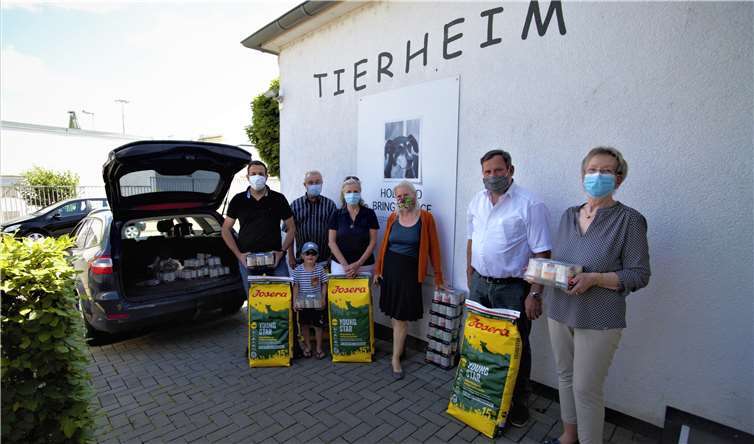 : Unter Einhaltung der aktuell gültigen Auflagen übergab die FWG dem Tierschutzverein Andernach u.U.e.V. eine Futterspende im Wert von 500 Euro.Foto: FWG / Harald Hoffmann