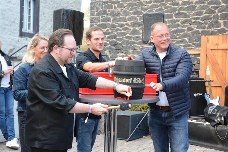  VG-Bürgermeister Jörg Lempertz und Erster Kreisbeigeordneter Pascal Badziong beim Fassanstich.