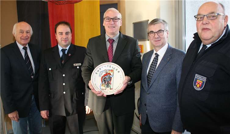  Vallendars Bürgermeister Fred Pretz (M.) hat als ehrenamtlicher Vorstandan der 20. Jahreshauptversammlung der Sterbekasse des Kreisfeuerwehrverbandes Mayen-Koblenz teilgenommen und wurde dafür mit dessen Ehrenteller ausgezeichnet. Mit ihm freuen sich (v. l.): Mayens Bürgermeister Bernhard Mauel, Verbandsvorsitzender Jens Nikolai, Landrat Dr. Saftig und Sterbekassenvorsitzender Ferd Faber. Fotos: WE