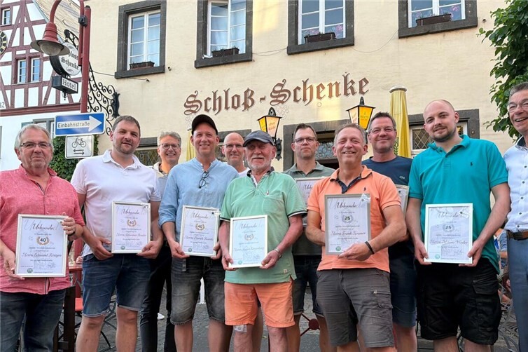 -	Vereinschef Martin Hahn (rechts) konnte zahlreiche Mitglieder für ihre langjährige Treue zum FV Engers ehren. Unser Bild zeigt (von links) Edmund Röttgen, Sebastian Bender, Henning Wirges, Patrick Twardy, Stephan Keßler, August Kreyenborg, Jörg Scherhag, Frank Kramer sowie Michael und Marco Weiler. 