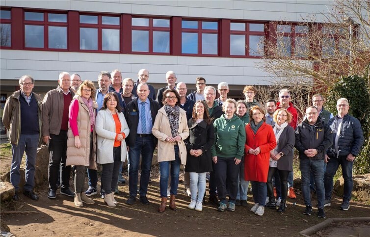  Vertreter aller Fraktionen des Verbandsgemeinderates Brohltal, Kreispolitiker/innen von FWG und SPD, die Landtagsabgeordneten Müller und Schneider sowie interessierte Bürger/innen fordern die Einrichtung einer IGS in Niederzissen am Standort der Realschule plus.