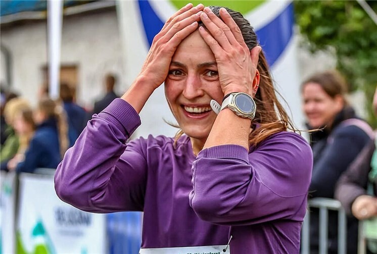 : VfL-Athletin Joanna Tallmann freut sich im Ziel über ihren Sieg beim Königsforst-Marathon