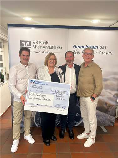 : Vlnr.: Dirk Wey (Bereichsleiter Private Banking VR Bank RheinAhrEifel), Inga Fischer-Morckel (Vorsitzende der Telefonseelsorge e.V.), Dirk Richard Lenz (Head Private Wealth Management DZ Privatbank) und Sascha Monschauer (Vorstandsvorsitzender der VR Bank RheinAhrEifel).  Foto: Jan-Erik Burkard I VR Bank RheinAhrEifel eG