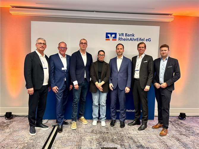 : Vlnr.: Sascha Monschauer (Vorstandsvorsitzender der VR Bank RheinAhrEifel eG), Dennis Hüttig (Senior Vice President Operations Steigenberger Hotels & Resorts), Hans Joachim Reinke (Vorstandsvorsitzender der Union Investment Gruppe), Alessia Mezzadonna (HR & Operations Managerin des StrandGut Resort St. Peter-Ording / Sprecherin des Nordsee-Kollektivs), Johannes Koch (Mitglied des Vorstands der DZ BANK AG), Michael C. Kuch (Mitglied des Vorstands der VR Bank RheinAhrEifel eG) und Marius Reichert (Moderator und Reporter des WDR).  Foto: Clara Elisa Stoffel I VR Bank RheinAhrEifel eG