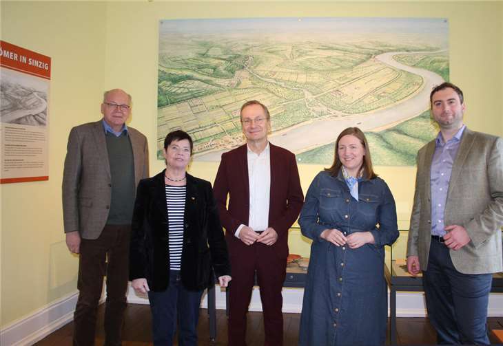 : Vor dem Panoramabild mit römischen Töpferwerkstätten am Rhein: Hardy Rehmann (v. l.), Agnes Menacher, Andreas Geron, Katharina Binz und Gabriel Heeren.  Fotos: HG