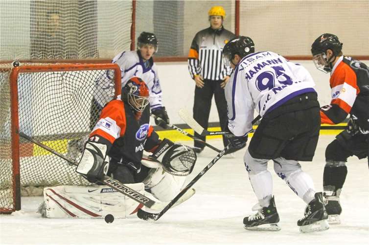  Vorbereitung gegen die Haie vor zwei Jahren, hier bei einer Torchance mit EHC-Kapitän Willi Hamann.fischkoppMedien.