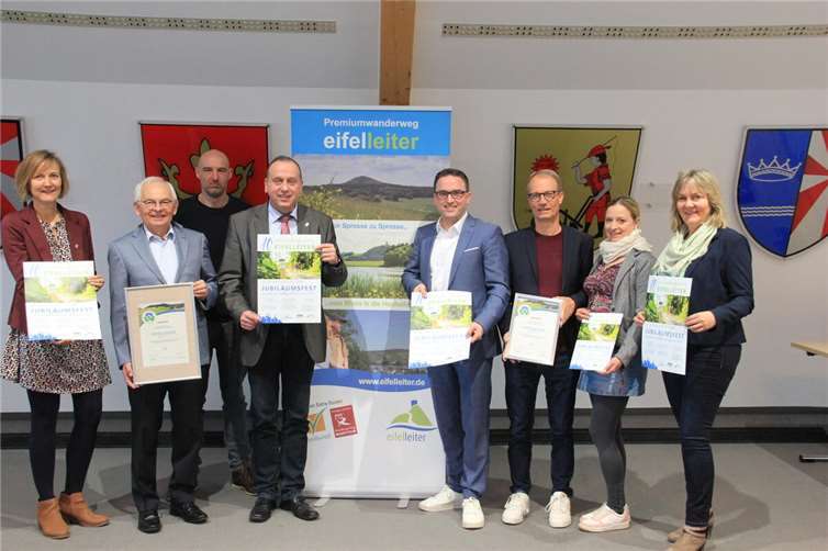 : Vorfreude bei Politik, Touristikern und Eifelverein im Wappensaal des Brohltal-Rathauses auf den zehnten Geburtstag der Eifelleiter.  Foto: GS