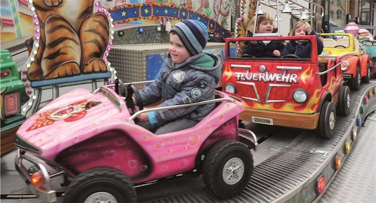 . Wer nicht am Bobby-Car-Cup teilnehmen möchte,kann eine Autofahrt auf dem Kinderkarussell genießen.