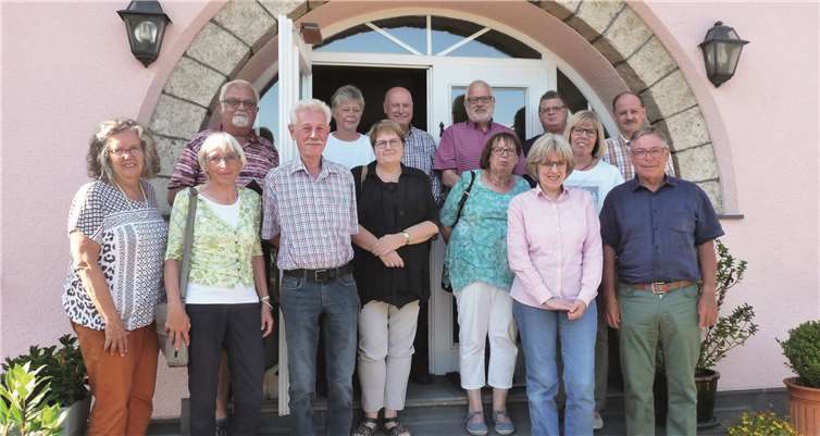 . Zahlreiche ehrenamtliche Helfer bei einem Treffen im Haus des 1. Vorsitzenden Bernd Neitzert (hintere Reihe Mitte). Erste Reihe rechts: Der zweite Vorsitzende Peter Bäsch.Foto: FRE