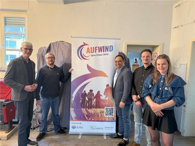 : Zu einem Netzwerktreffen junger Musiker konnte Michael Müller (2. Von links) und die beiden Geschäftsführer Chin-Yong David Lam (Mitte) und Tobias Lorse (2. Von rechts) der Initiative Pits-Burg, Katharina Mix von Kunst & Kultur sowie Ortsvorsteher Reiner Friedsam (rechts) begrüßen.  Foto: privat