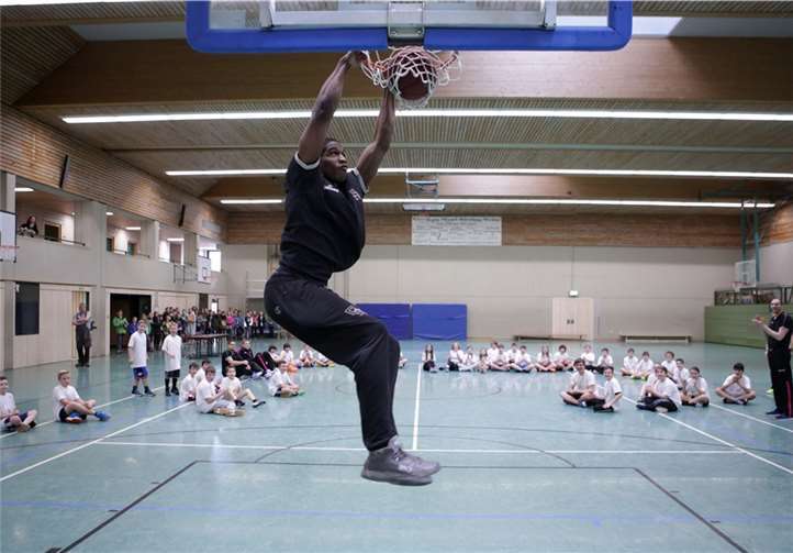 ... befördert er den Ball in Form eines „Dunkings“ in den Korb.