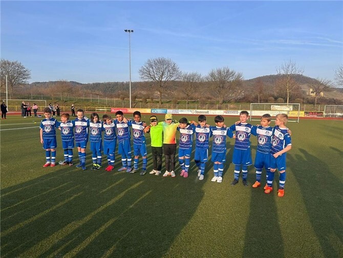  die Mannschaft freut sich über einen verdienten 6:4 Erfolg