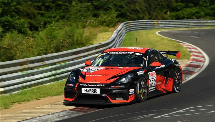 ... doch die Teammitglieder arbeiteten sichwährend des Rennens kontinuierlich weiter nach vorne.