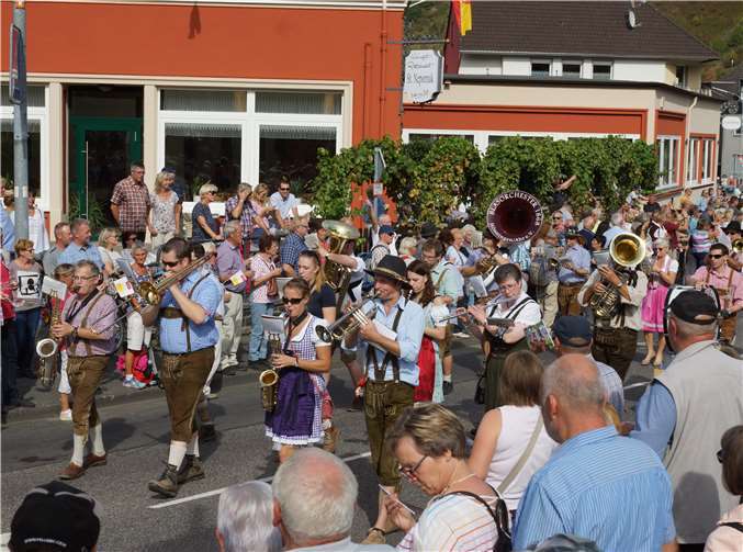 ... ebenso wie das Blasorchester aus Hönningen.