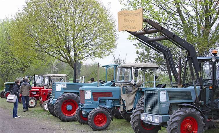 ... eine Oldtimer Traktorausstellung zog die Aufmerksamkeit der Besucher auf sich. -RÜ-
