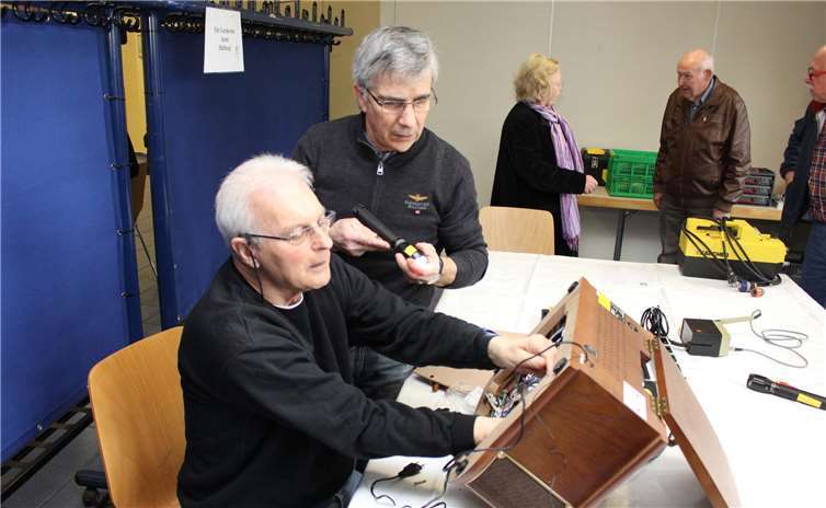 …. ist das Team mit der Reparatur (hierein Retro-Radio) beschäftigt. Fotos: WK