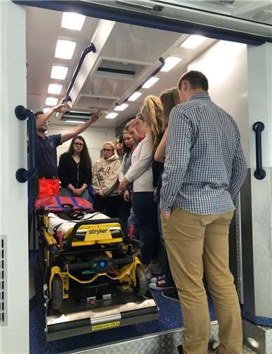 ... sowie bei der Vorführung des Krankenwagens.Fotos: privat