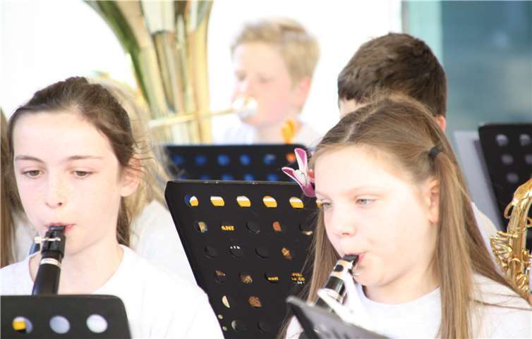 ... sowie die Bläserklasse 5b.