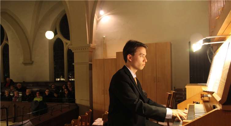 ... und Matthias Dreydoppel an der Orgel der evangelischen Kirche in Rengsdorf.