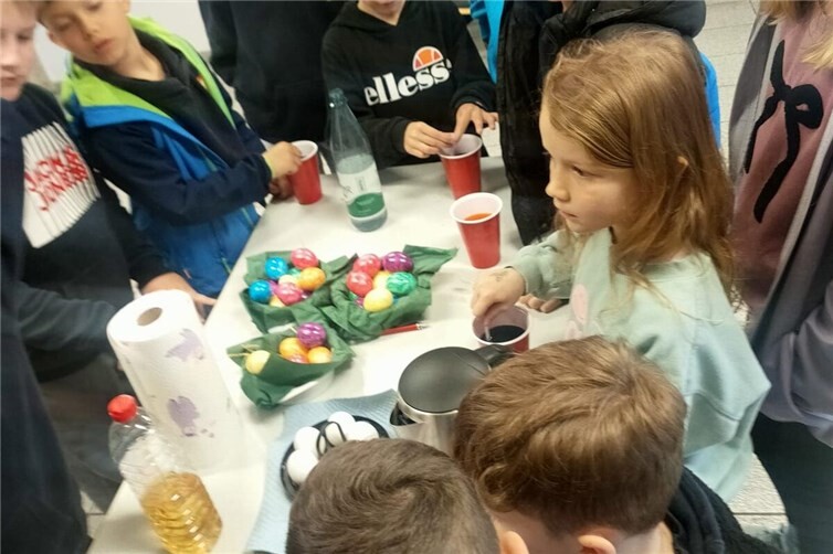 .... und beim Ostereierfärben im Schulungsraum 