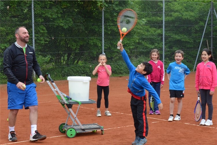 ... und der Aufschlag klappt auch schon.