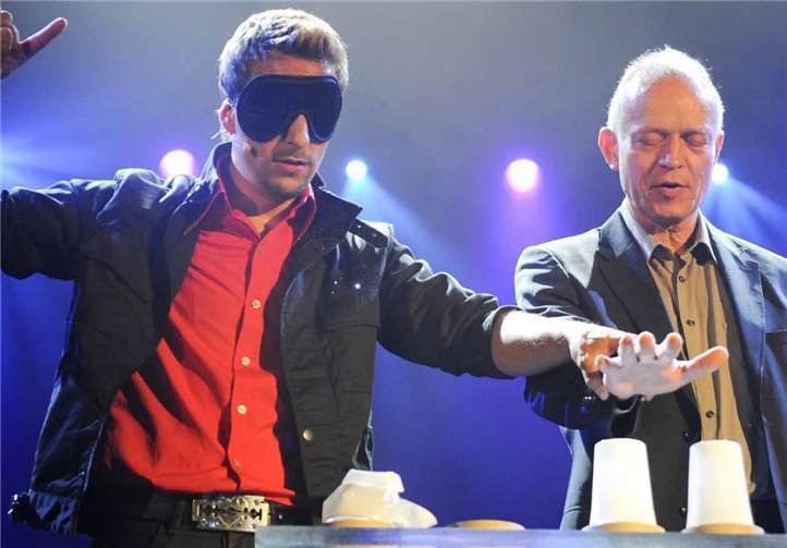 ... und faszinierende Zauberkunst: „Die Beckendorfer Knallköpp“ und Magier Peter Valance sorgen für gute Laune beim 1. Dankabend des Ehrenamtes. Philipp Arnoldt