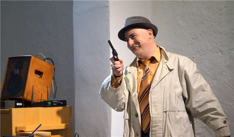 ... und mit „Schießeisen“ auf Mörderjagd. Fotos: TT