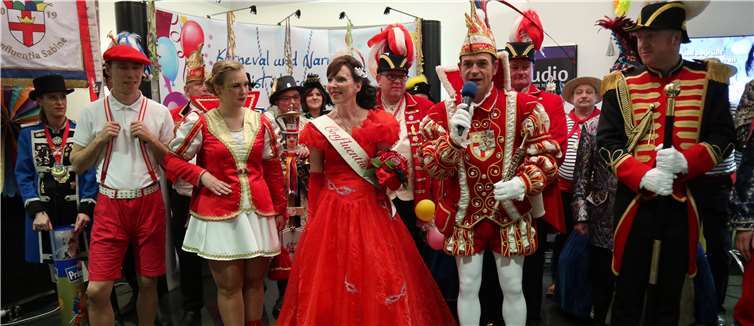 .... und mit großem rheinisch-venezianischen Gefolge zogen Prinz Hubertus und seine Confluentia Sabine in die Narrhalla im Krupp Medienzentrum ein. Fotos: C. Steinborn