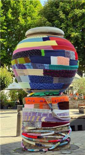 ,.. und wickelt verschiedene Orte mit seinem Charme ein. Fotos: JUZ Zweite Heimat