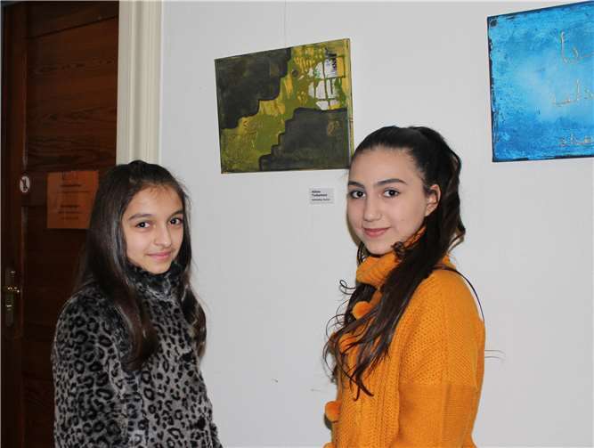 , v. l. Aiah Chaaban, Rafah Alaasar: Aiah Chaaban (v. l.) und Rafah Alaasar schauen sich gemeinsam auf den Fluren um