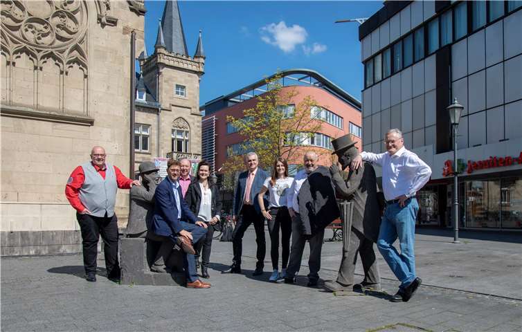 ( v. l.):Frank Jeub, Detlef Odenkirchen, Wilfried Sommer, Brigit Laux, Dr. Jens Hetfleisch-Stephan, Aileen Stupp, Erich Stadtfeld und Frank Bender hier beim Rundgang durch Bad Neuenahr. Foto: privat
