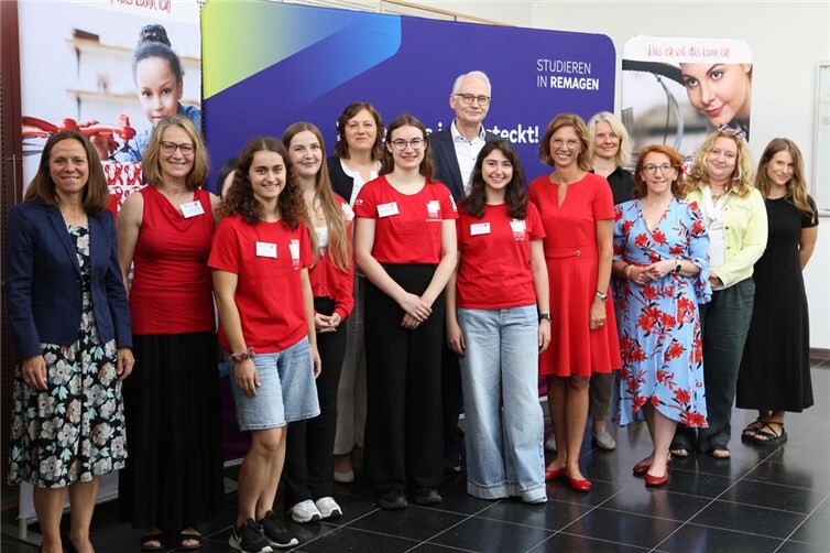  v.l. Prof. Dr. Martina Brück (Prodekanin des FB MIT, ehemalige ALP-Projektverantwortliche in Remagen), Christiana Hoerster (Projektleitung ALP Remagen), ALP-Mentorin Adriana Bethke, ALP-Mentorin Lea Poweleit, Ilona von Oppeln (Projektleitung ALP Höhr-Grenzhausen/Koblenz), ALP-Mentorin Katharina Maria Günther, Prof. Dr. Karl Stoffel, Präsident der HS, ALP-Mentorin Masa Zein, Ministerin Sabine Bätzing-Lichtenthäler (MASFFJ RLP), Prof. Dr. Babette Dellen (Projektverantwortliche ALP Remagen), Susanne Müller (MdL RLP), Prof.Dr. Claudia Quaiser-Pohl (Wissenschaftliche Leitung des ALP), Annika Werger (Wissenschaftl. Mitarbeiterin der zentralen Koordinierungsstelle des ALP)