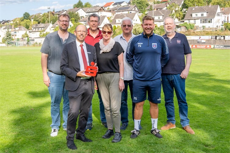 : v.l.: Rene Rothbrust, 3. Beigeordneter, Dirk Bilger, Geschäftsstellenleiter der Kreissparkasse in Burgbrohl, Ralf Dünchel, 1. Vorsitzender SpVgg Burgbrohl, Simone Schneider, Ortsbürgermeisterin, Theo Schmitz, 1. Beigeordneter, Felix Gamroth, Abteilungsleiter Fußball, Helmut Müller, 2. Beigeordneter