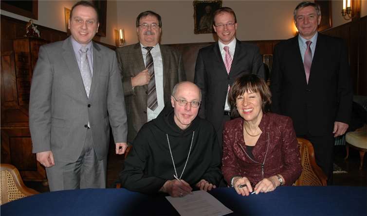  (v.l.n.r.) Bürgermeister Johannes Bell (Brohltal), Bürgermeister Klaus Bell (Pellenz), Abt Benedikt Müntnich (sitzend), Bürgermeister Jörg Lempertz (Mendig),  Notarin Katharina Pitz und Kaufm. Leiter des Klosters Thomas Schäfer.Privat