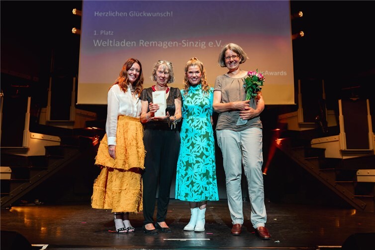  v.l.n.r.: Laudatorin Schauspielerin Lavinia Wilson, Walburga Greiner (Weltladen), Moderatorin des Abends Anke Engelke und Silke Olesen (Weltladen)