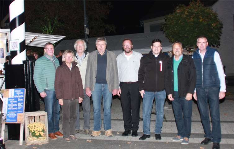 : v.l.n.r. Ortbürgermeister Martin Lerbs, Ortsbürgermeisterin und Ratsmitglied Roswitha Schulte, Gerhard Spremberg von der Herstellerfirma, Gewerbeverbandschef Klaus Peter Paffhausen, Pfarrer Ulrich Oberdörster, Pfarrer Marco Hartmann, Bürgermeister Hans-Werner Breitghausen, Michael Sterr. Gewerbeverband Waldbreitbach e.V.