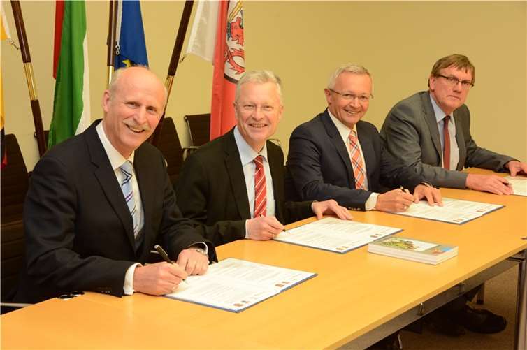  (v.l.n.r.): Rüdiger Wagner (Umweltdezernent der Bundesstadt Bonn), Landrat Frank Puchtler (Rhein-Lahn-Kreis), Achim Hallerbach, 1. Kreisbeigeordneter (Kreis Neuwied) und Landrat Sebastian Schuster (Rhein-Sieg-Kreis).Privat