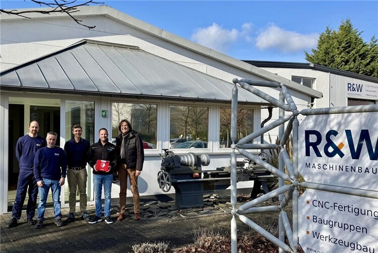 : v.l.n.r. Simon Wilwerscheid, Markus Byhahn, Hendrik Richarz, Björn Ingendahl und Marc Bors mit dem neuen Defibrillator
