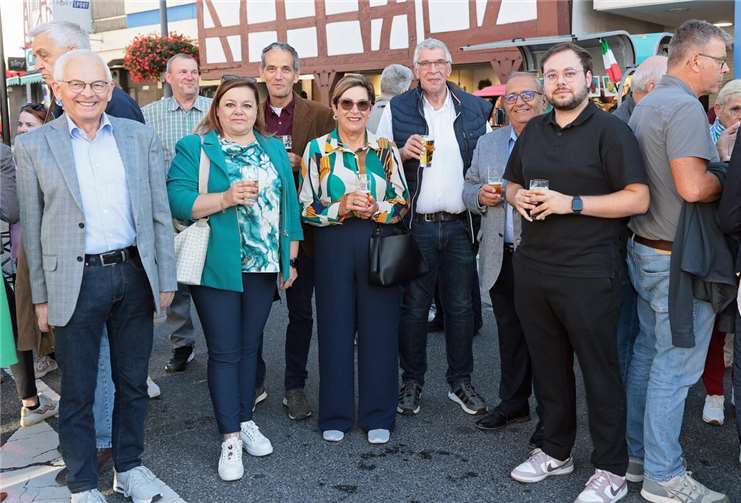 : v.l.n.r.: Udo Seifen, Samantha Tagliaferri (Bürgermeisterin Castione), Sergio Rossi (hinten, Castione), Maria Bartolo (Mellieha), Frank Wisniewski, Emvin Bartolo (Mellieha) und Lorenzo Tagliaferri (Castione) bei der Eröffnung des Heimatfestes.  Foto: Werner Dreschers