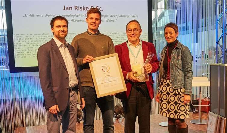 : v.l.n.r.:Dr. Gergely Szolnoki (Co-Referent); Preisträger Jan Riske; Edmund Diesler, Präsident des Bund Deutscher Oenologen, Simone Renth-Queins (Moderatorin). wite