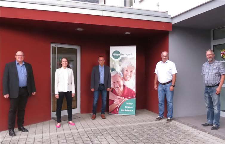 : v.l.n.re.: Guido Nisius (Verbandsvorsteher des Zweckverbandes Sozialstation Adenau-Altenahr), Cornelia Weigand (Stellv. Verbandsvorsteherin), Dipl. Sozialarbeiter Friedhelm Benner, Bernhard Jüngling (Verbandsgemeinde Adenau) und Uwe Szymanski (Leiter der Sozialstation Adenau-Altenahr). Foto: privat