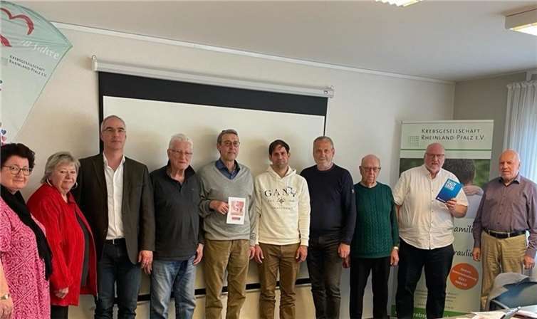 . von links: Monika Fischbach, stellvertretende Leiterin der SHG, 3. v.l. Prof. Dr. Rüdiger Eming, Leiter der Dermatologie im BWZK, 6. v.l. Moritz Schlenbäcker von der WeKISS, 9. v.l. Dr. Thomas Gronau, Leiter der SHG mit einem Teil der Betroffenen und Angehörigen. Quelle: SHG Hautkrebs Mittelrhein