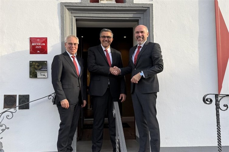  v.r.:  Der Vorstand der Kreissparkasse Ahrweiler Guido Mombauer und Achim Gemein bedanken sich bei Rolf Haupt (Mitte) für die jahrelange, vertrauensvolle Zusammenarbeit