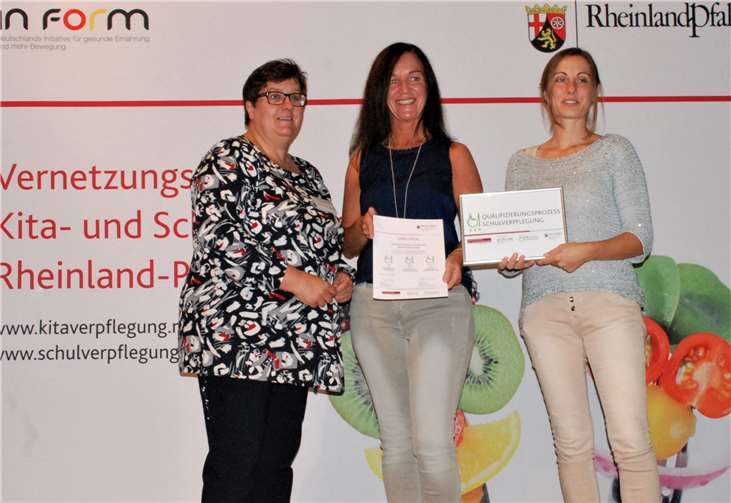 ( v.r.) Doris Ley von der Vernetzungsstelle Schulverpflegung übergab den Vertretern der Leo-Stausberg-Grundschule Brohl-Lützing Andrea Weiler und Tatjana Massion die 3-Sterne-Auszeichnung bei der Fachtagung in Polch.